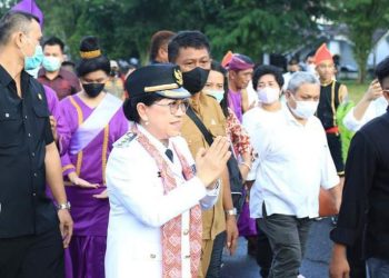 Penjabat Bupati Sangihe, dr. Rinny Tamuntuan saat memasuki rumah jabatan Papanuhung Santiago Tampunganglawo. (Istimewa)