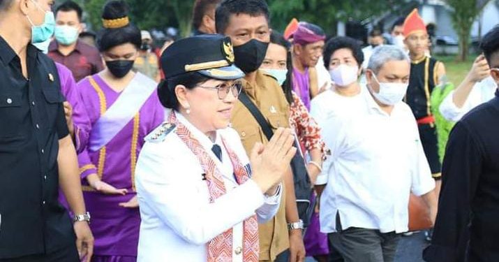 Penjabat Bupati Sangihe, dr. Rinny Tamuntuan saat memasuki rumah jabatan Papanuhung Santiago Tampunganglawo. (Istimewa)