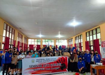 Mahasiswa Administrasi Bisnis Polimdo Gelar Seminar Anti Korupsi di SMKN 5 Manado