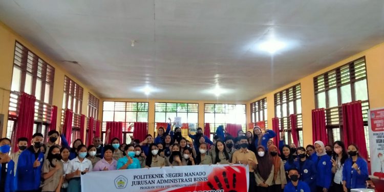 Mahasiswa Administrasi Bisnis Polimdo Gelar Seminar Anti Korupsi di SMKN 5 Manado