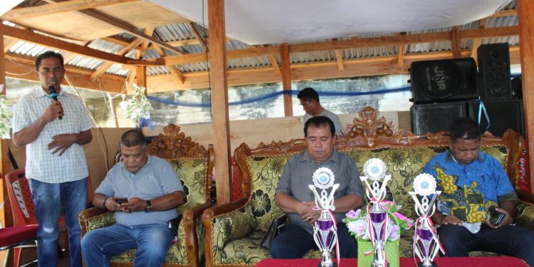 Ketua panitia lomba catur, Yahya Manapode saat membawakan doa dalam penutupan lomba.