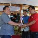 Wakil Ketua DPRD Kabupaten Kepulauan Talaud, Djekmon Amisi,SH menyerahkan hadiah kepada pemenang lomba catur.