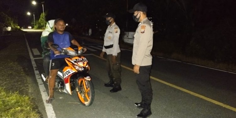 Personil Polsek Essang saat melakukan patroli malam.