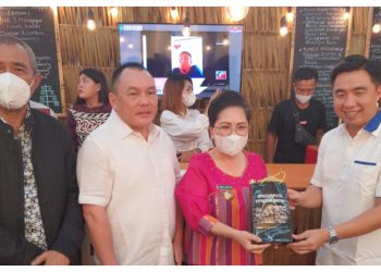 Foto : Pj. Bupati Sangihe dr. Rinny Tamuntuan mengunjungi Stand DPRD Sangihe di ajang Legistlative SulutGo Expo. (Istimewa)