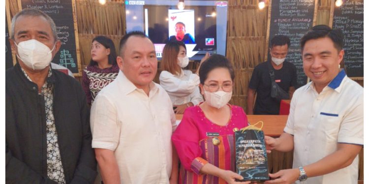 Foto : Pj. Bupati Sangihe dr. Rinny Tamuntuan mengunjungi Stand DPRD Sangihe di ajang Legistlative SulutGo Expo. (Istimewa)