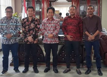 Pimpinan Bawaslu Sulut bersama ketua DPRD Sulut. (foto: Meikel/Barta1)