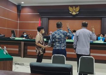 Foto : Dua mantan pejabat Kabupaten Kepulauan Sangihe, Ben Pilat dan Christoffel Hangau menjadi saksi mewakili masyarakat Sangihe dalam persidangan PTUN Manado. (Istimewa)