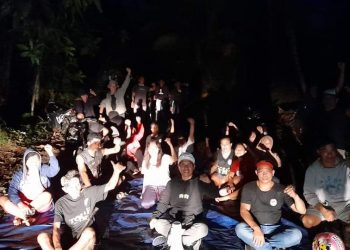 Ratusan Warga Turun Menghalau Alat Bor PT. TMS di Jalur Bowone. (Dok. SS)