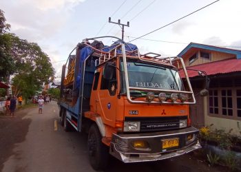 Truk Tronton yang memuat alat berat PT. TMS berstiker MT Membeara dan Bidadari. (Rendy/Barta1)