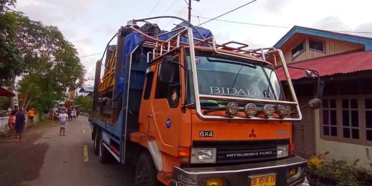 Truk Tronton yang memuat alat berat PT. TMS berstiker MT Membeara dan Bidadari. (Rendy/Barta1)