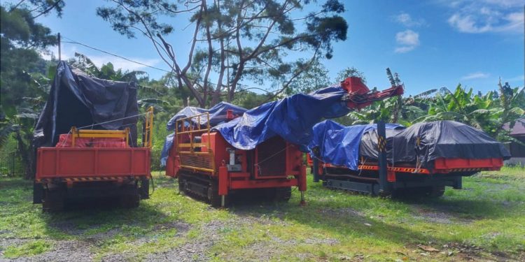 Foto : Tiga unit alat berat PT. TMS di Pelabuhan Pananaru diiperintahkan untuk dikeluarkan. (Dok. SSI)