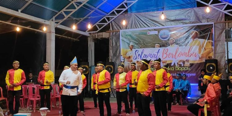 Foto : Salah satu grup yang tampil pada Lomba Masamper Pelka Bapak GMIST Jemaat Ararat Nahepese. (Dok. Istimewa)