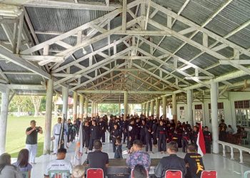 Foto : Pelatihan bersama atlet silat IPSI Sangihe di Kecamatan Manganitu, Ketua IPSI Sangihe Aprikonus Loris memberikan arahan. (Dok: Istimewa)