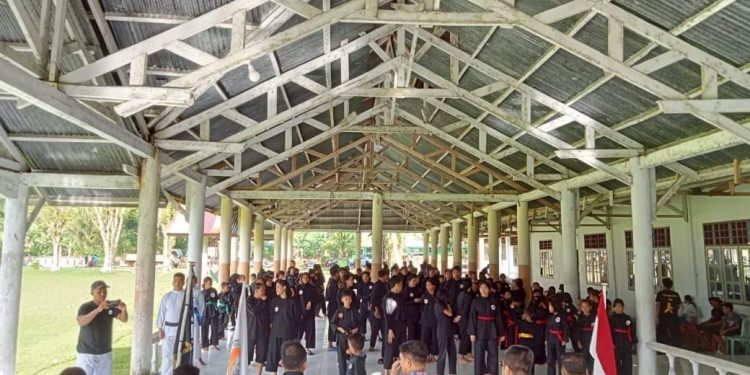 Foto : Pelatihan bersama atlet silat IPSI Sangihe di Kecamatan Manganitu, Ketua IPSI Sangihe Aprikonus Loris memberikan arahan. (Dok: Istimewa)