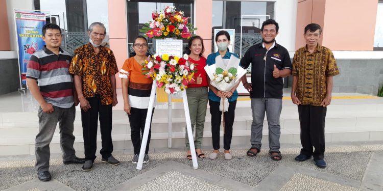 Foto : Perwakilan masyarakat Sangihe memberikan karangan bunga kepada Hakim PTUN Manado. (Dok. SSI)