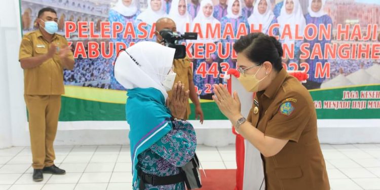 Foto : Penjabat Bupati dan Jamaah Calon Haji dalam acara pelepasan di Papanuhung Santiago Tampungang Lawo. (Istimewa)