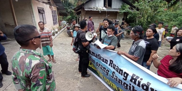 Foto : Aksi masyarakat Sangihe di Bascamp PT. TMS di Kampung Bowone. (Rendy/Barta1)