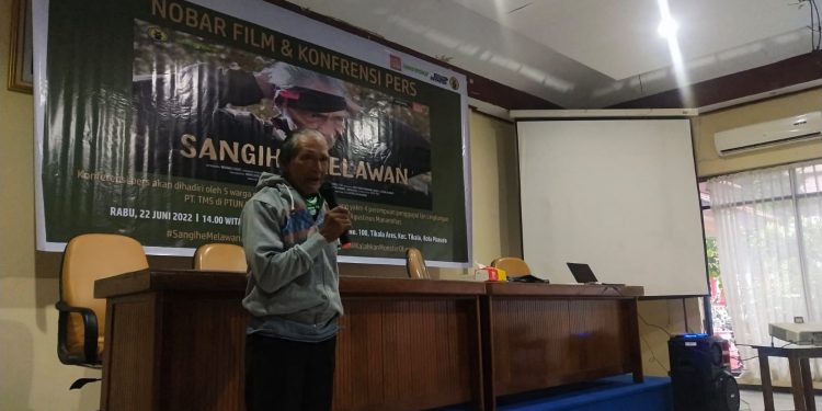 Foto : Agustinus Mananohas saat berbicara di depan para penonton film dokumenter Sangihe melawan di Gedung DPD. (Istimewa)