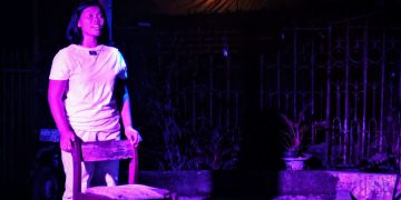 adegan Monolog Peremadegan Monolog Perempuan di Titik Nol yang diperankan Gnadine Janis dengan apik di Ommo Cafe. (fotoL dok Ommo Cafe)puan di Titik Nol yang diperankan Gnadine Janis dengan apik di Ommo Cafe