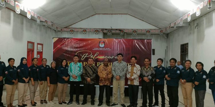 Komisioner KPUD Kabupaten Kepulauan Talaud bersama pegawai dan staf