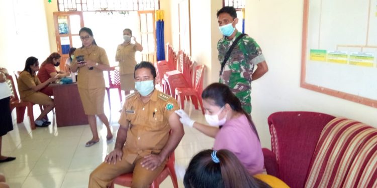 Dinas Kesehatan Atas Nama Bupati Kepulauan Talaud melanjutkan program vaksinasi di Kecamatan Moronge, Kabupaten Talaud