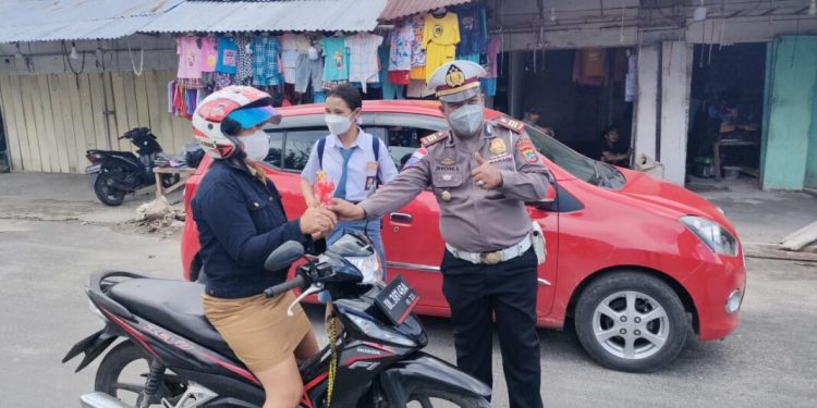 Polres Kepulauan Talaud menggelar operasi lalulintas dan sosialisasi serta edukasi dan berbagi kado Valentine Day bagi warga pengguna jalan.