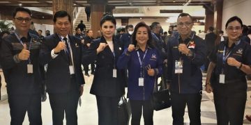 Adrey Laikun (kedua dari kanan bersama) jajaran pengurus Partai Nasdem Sulut dan legislator DPRD Manado.