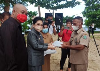 32 Kepala Keluarga di Sangihe Korban Bencana Tahun 2021 Terima Bantuan