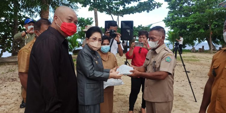 32 Kepala Keluarga di Sangihe Korban Bencana Tahun 2021 Terima Bantuan