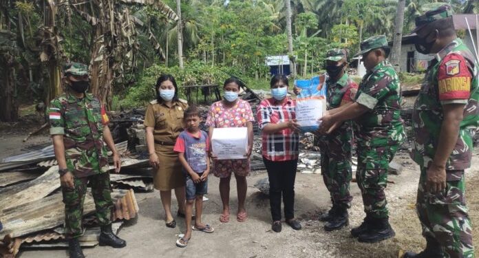 - Koramil 1312-02 Lirung menyerahkan bantuan kepada warga korban kebakaran di Desa Moronge berupa sembako