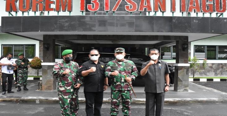 Danrem 131/Santiago Brigjen TNI Prince Meyer Putong saat bersama Bupati Talaud dr.Ely Engelbert Lasut