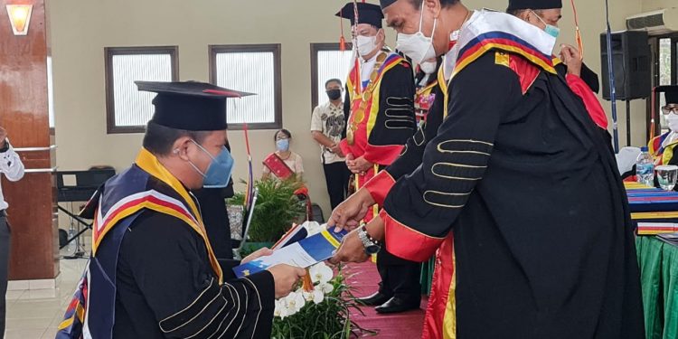 Bupati Kepulauan Talaud Elly Engelbert Lasut (E2L) berhasil borong dua gelar Doktor