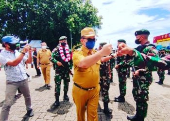 Bupati E2L menyambut kedatangan para personel Satgas Pamputer 2022 dari Batalyon Infanteri Raider 715/Motuliato di Gorontalo Utara di Pelabuhan Melonguane