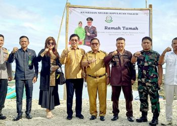 Foto bersama dengan Kajari Talaud