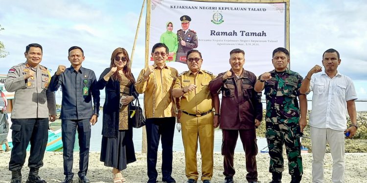 Foto bersama dengan Kajari Talaud