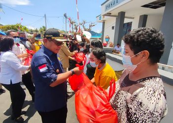 Wakil Bupati Kabupaten Kepulauan Talaud, Moktar Arunde Parapaga (MAP)menyerahkan bantuan sembako secara simbolis kepada masyarakat Miangas yang terdampak cuaca buruk