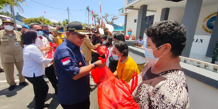 Wakil Bupati Kabupaten Kepulauan Talaud, Moktar Arunde Parapaga (MAP)menyerahkan bantuan sembako secara simbolis kepada masyarakat Miangas yang terdampak cuaca buruk