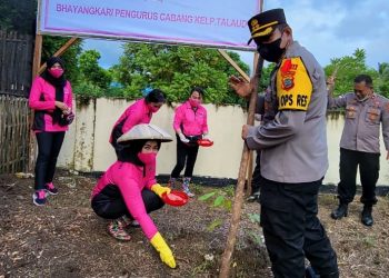 - Pembina Bhayangkari Cabang Kepulauan Talaud AKBP Dasveri Abdi, SIK didampingi Ketua Bhayangkari Cabang Kepulauan Talaud Daerah Sulawesi Utara Ny. Ivona Dasveri Abdi