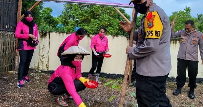 - Pembina Bhayangkari Cabang Kepulauan Talaud AKBP Dasveri Abdi, SIK didampingi Ketua Bhayangkari Cabang Kepulauan Talaud Daerah Sulawesi Utara Ny. Ivona Dasveri Abdi