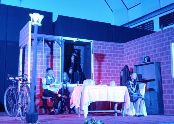 Foto : Lakon Tarsi karya Iverdixon Tinungki dalam FSPG 2022 yang disutradari Donald Gee Bentian. (Dok. Rendy Barta1)