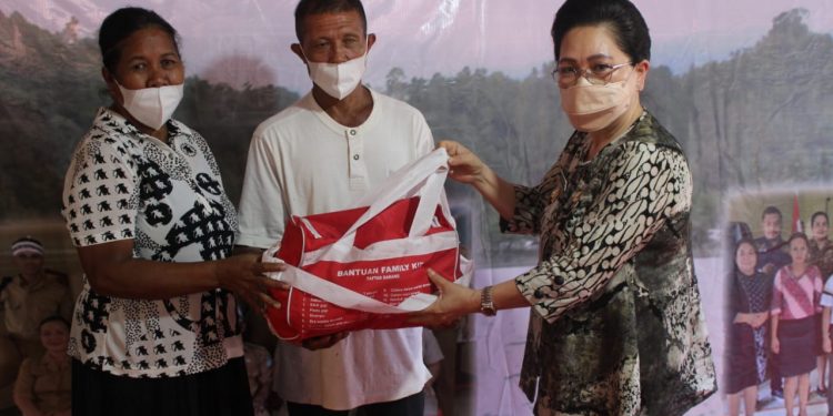 Foto: Penyerahan bantuan oleh dr. Rinny Tamuntuan. (Istimewa)