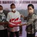 Foto: Penyerahan bantuan oleh dr. Rinny Tamuntuan. (Istimewa)