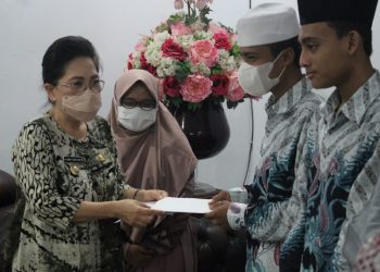Foto: Penyerhan bonus oleh PJ Bupati Sangihe, Rinny Tamuntuan. (Istimewa)