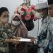 Foto: Penyerhan bonus oleh PJ Bupati Sangihe, Rinny Tamuntuan. (Istimewa)