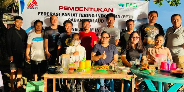 Foto bersama usai musyawara pembentukan pengurus FPTI dan FAJI Kabupaten Kepulauan Talaud.