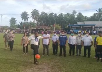 Bupati Kepulauan Talaud Elly Engelbert Lasut (E2L) menyempatkan diri menghadiri pertandingan