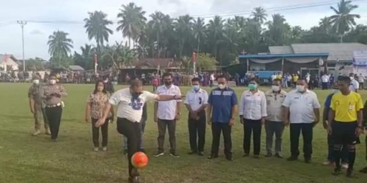 Bupati Kepulauan Talaud Elly Engelbert Lasut (E2L) menyempatkan diri menghadiri pertandingan