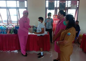 Ketua Bhayangkari Cabang Kepulauan Talaud Ny. Ivona Dasveri Abdi saat meninjau langsung pelaksanaan vaksinasi Covid-19