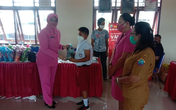 Ketua Bhayangkari Cabang Kepulauan Talaud Ny. Ivona Dasveri Abdi saat meninjau langsung pelaksanaan vaksinasi Covid-19
