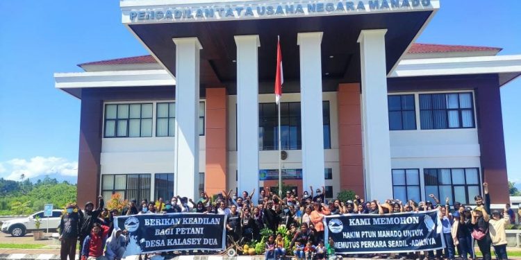 Aksi Diam Ratusan Petani Desa Kalasey Dua di PTUN Manado